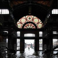1455_0005 Eingang Fischauktionshalle - der Boden des historischen Gebäudes ist mit Wasser bedeckt. | Altonaer Fischmarkt und Fischauktionshalle